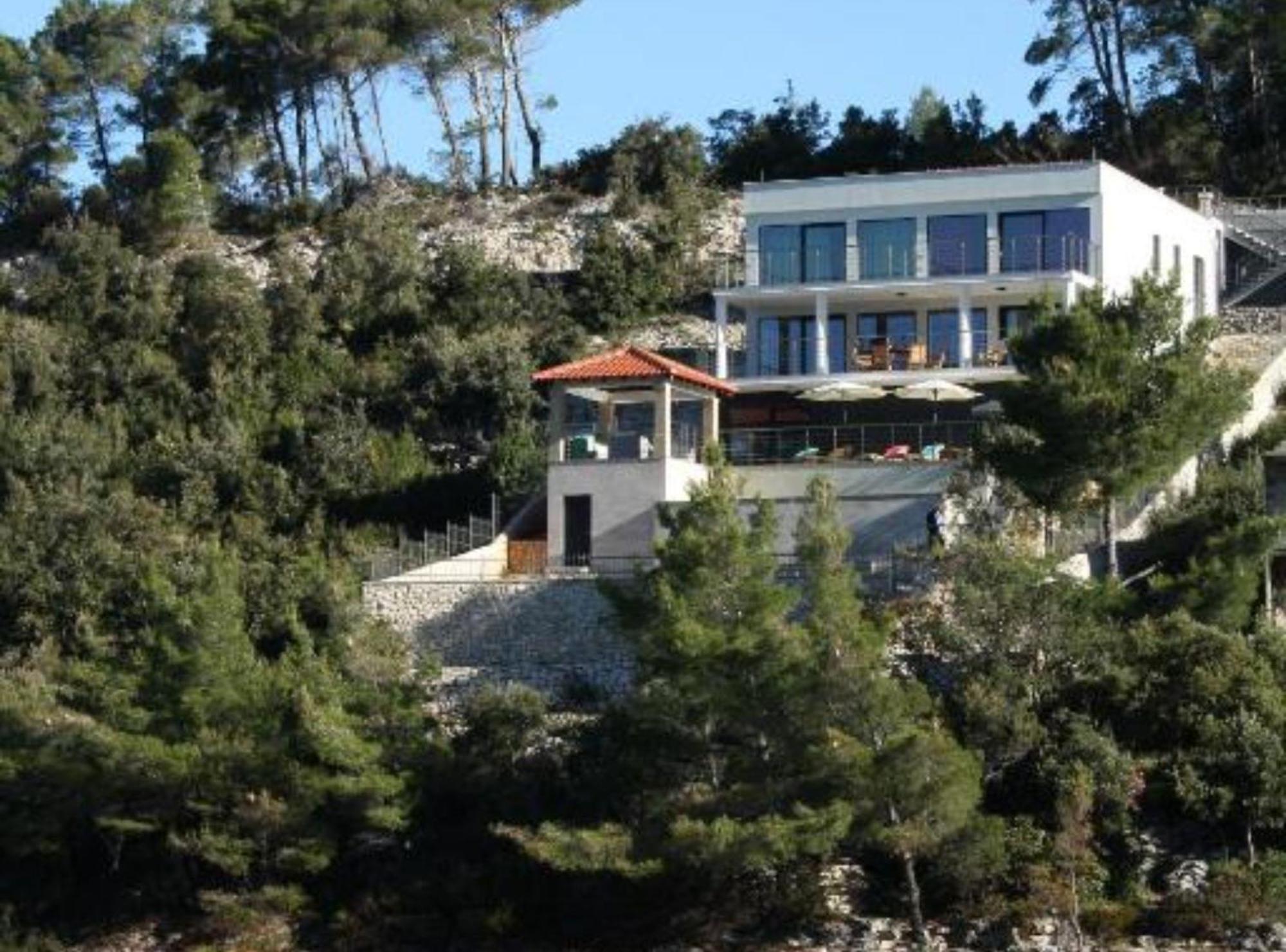 Beachfront Luxury With Private Pool And Stunning Sea Views *
